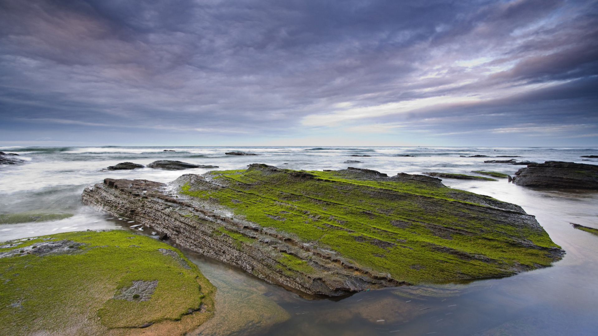 Камни у берега