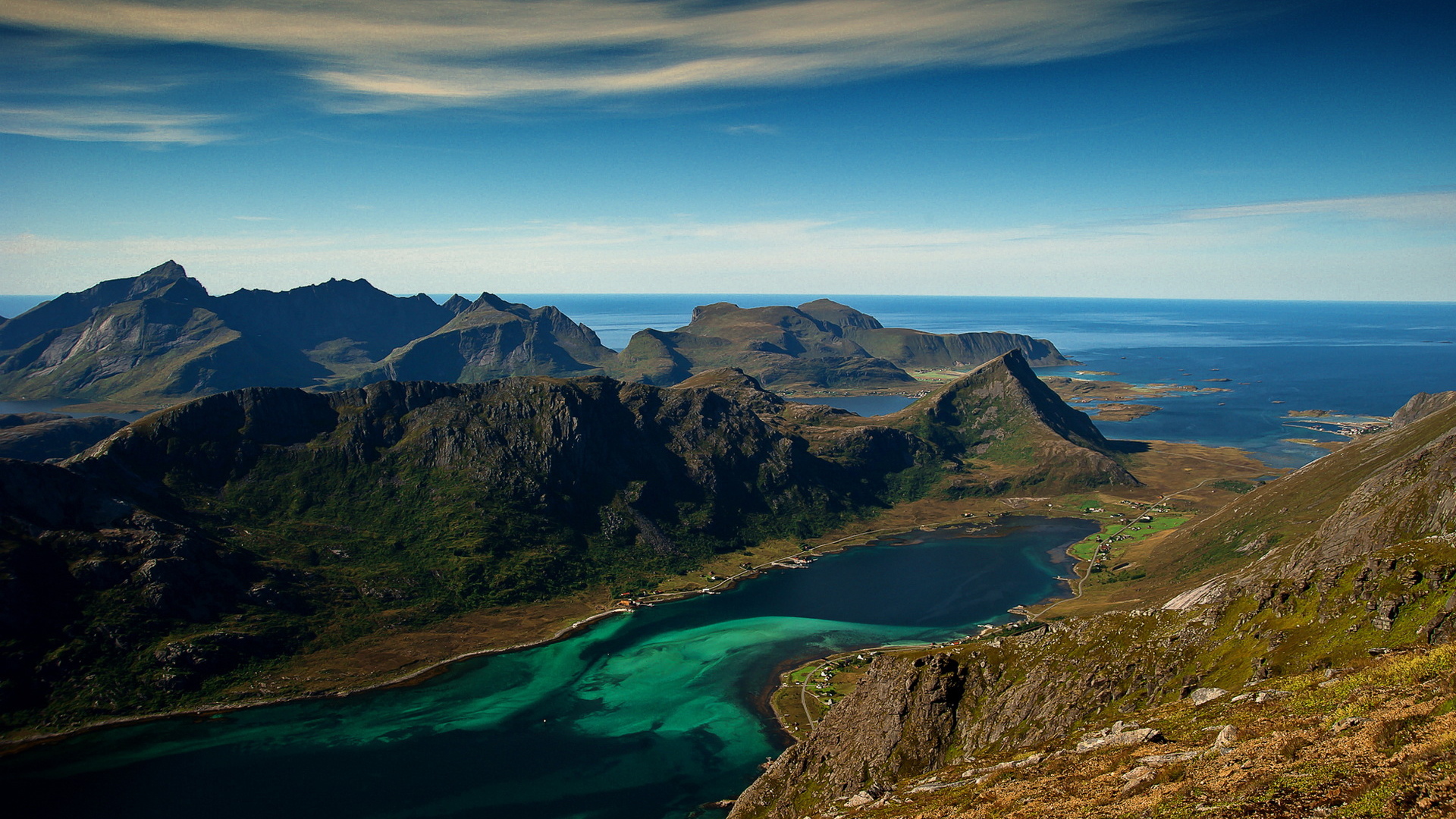 Горы на берегу