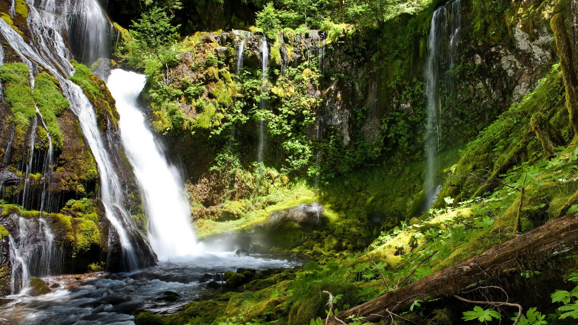 Водопад среди камней