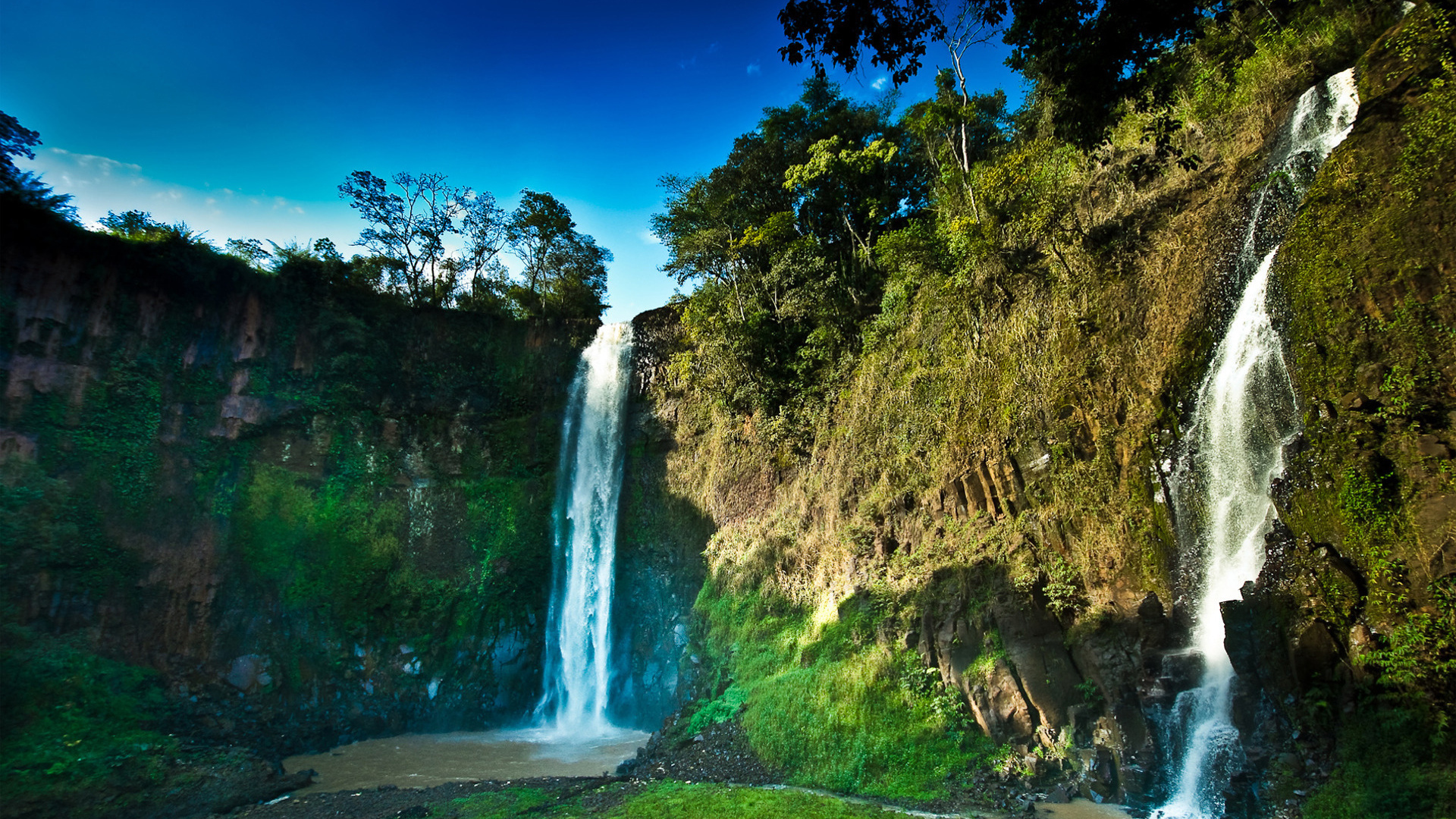 Небольшой водопад