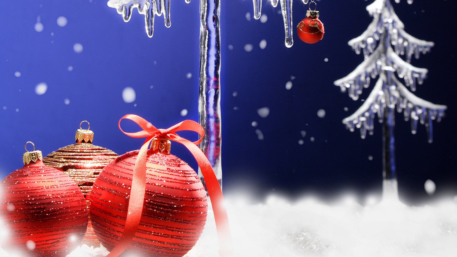 Игрушки и сосульки