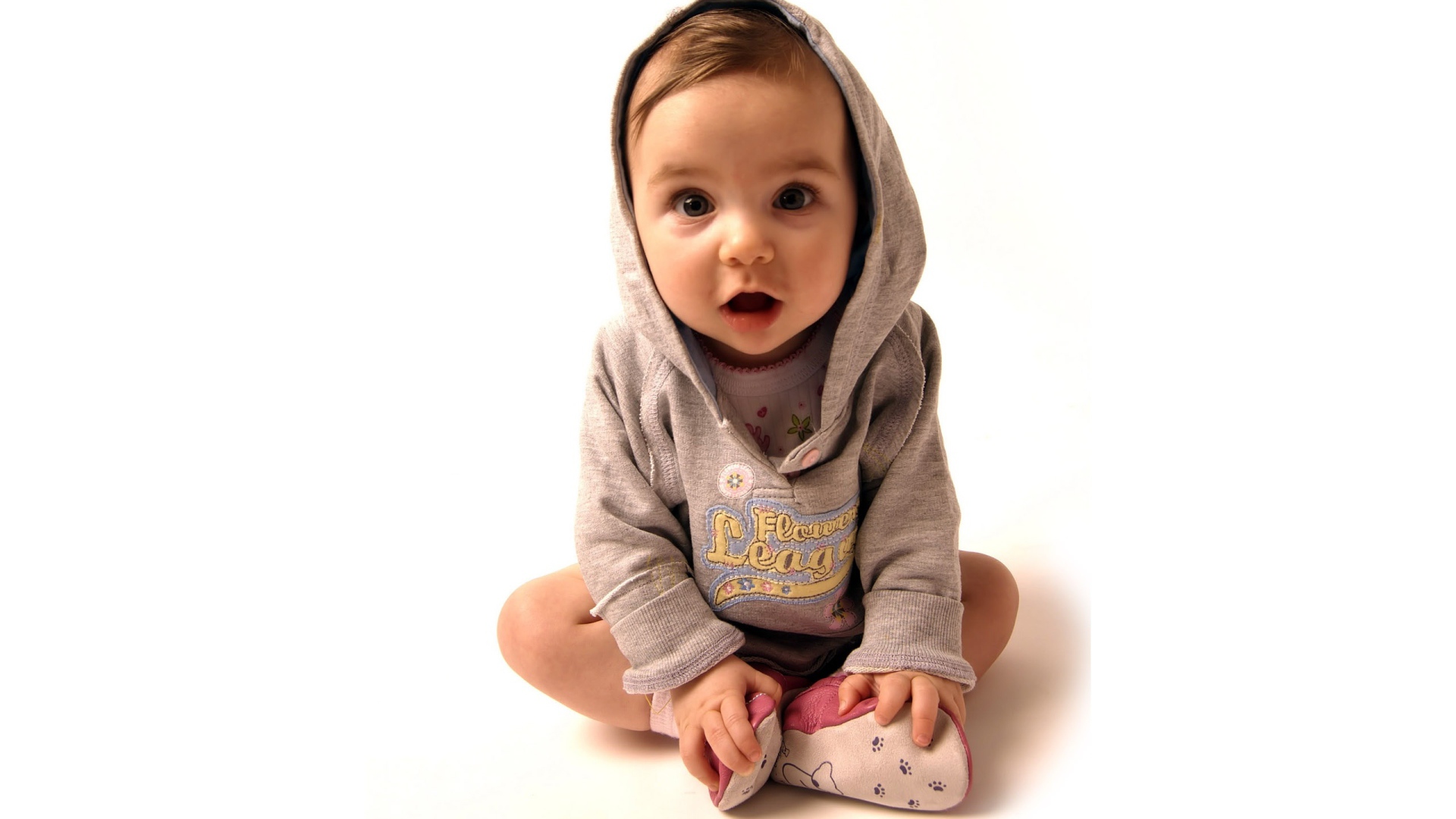 Малыш в толстовке