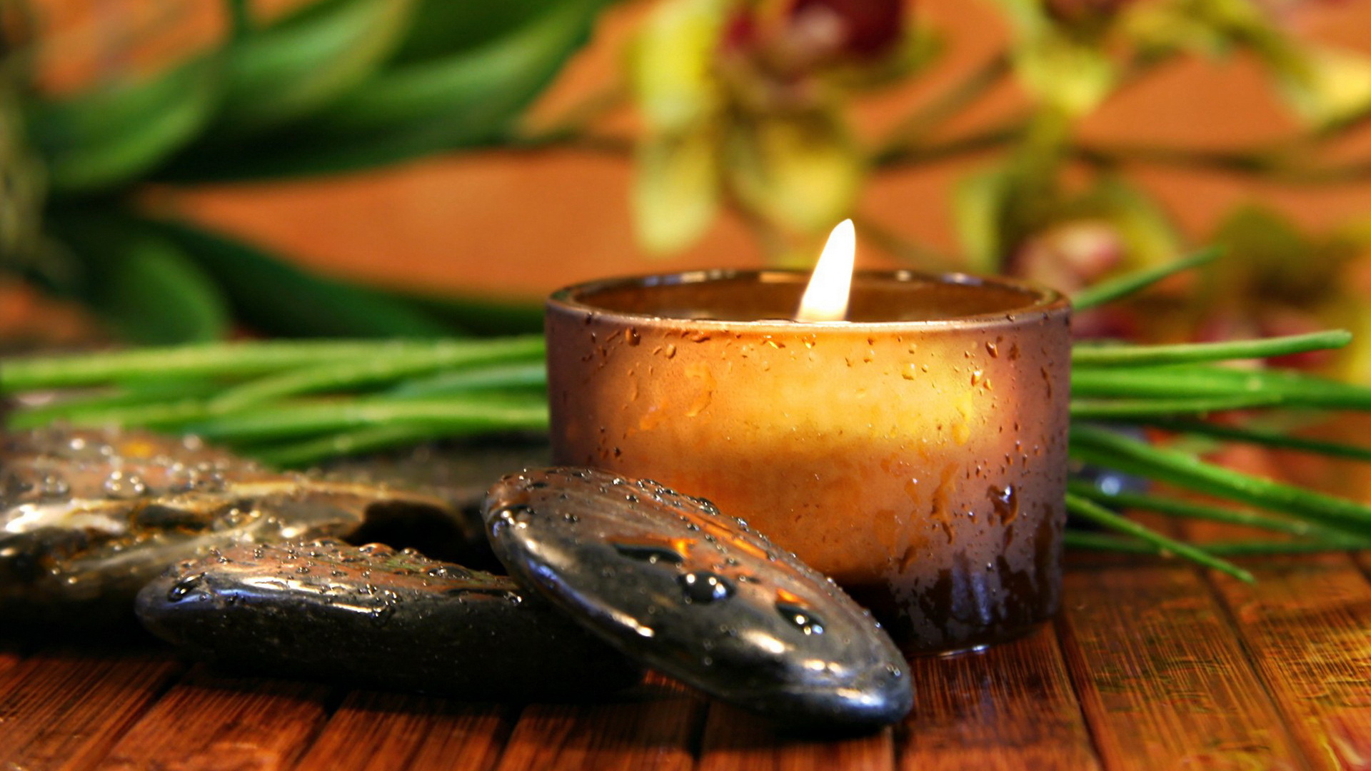 Свеча и камни