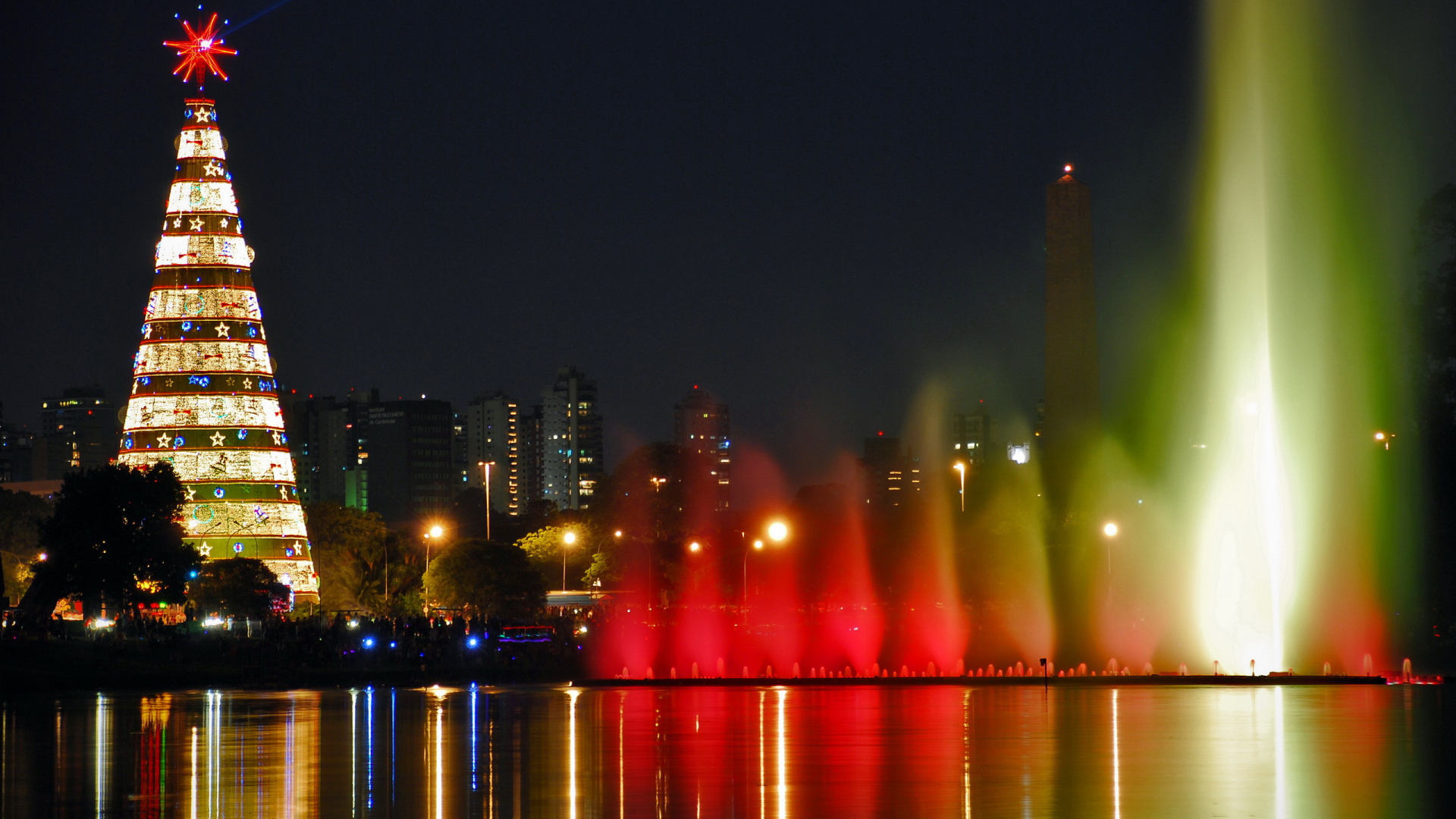 Новогодняя елка в городе