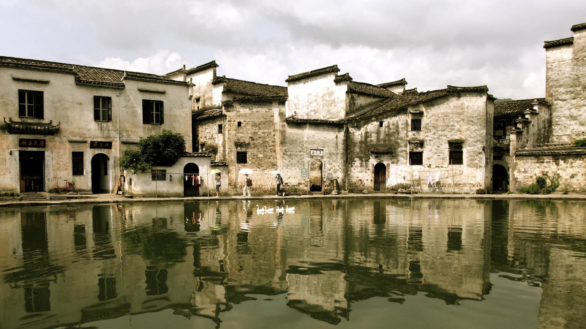 Старый город на берегу