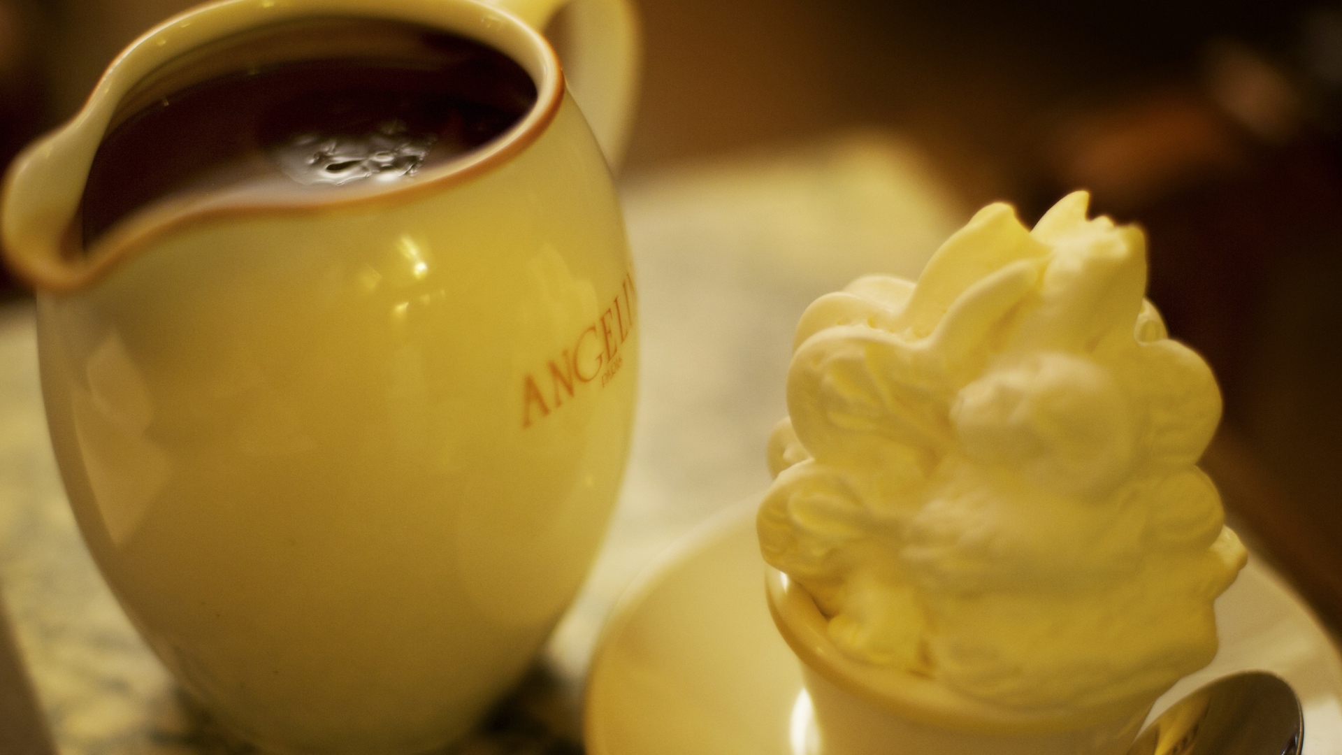 Горячий шоколад и пирожное