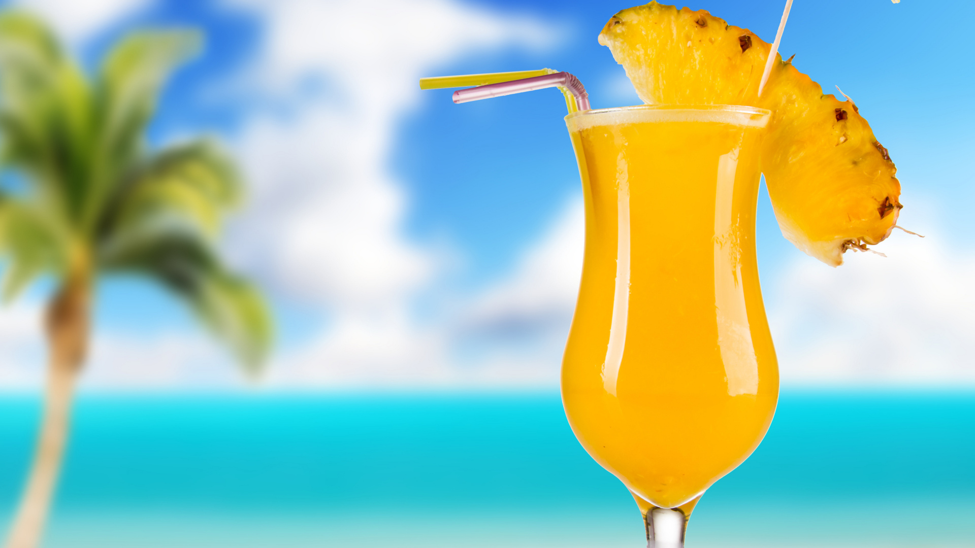 Летний коктейль с фруктами