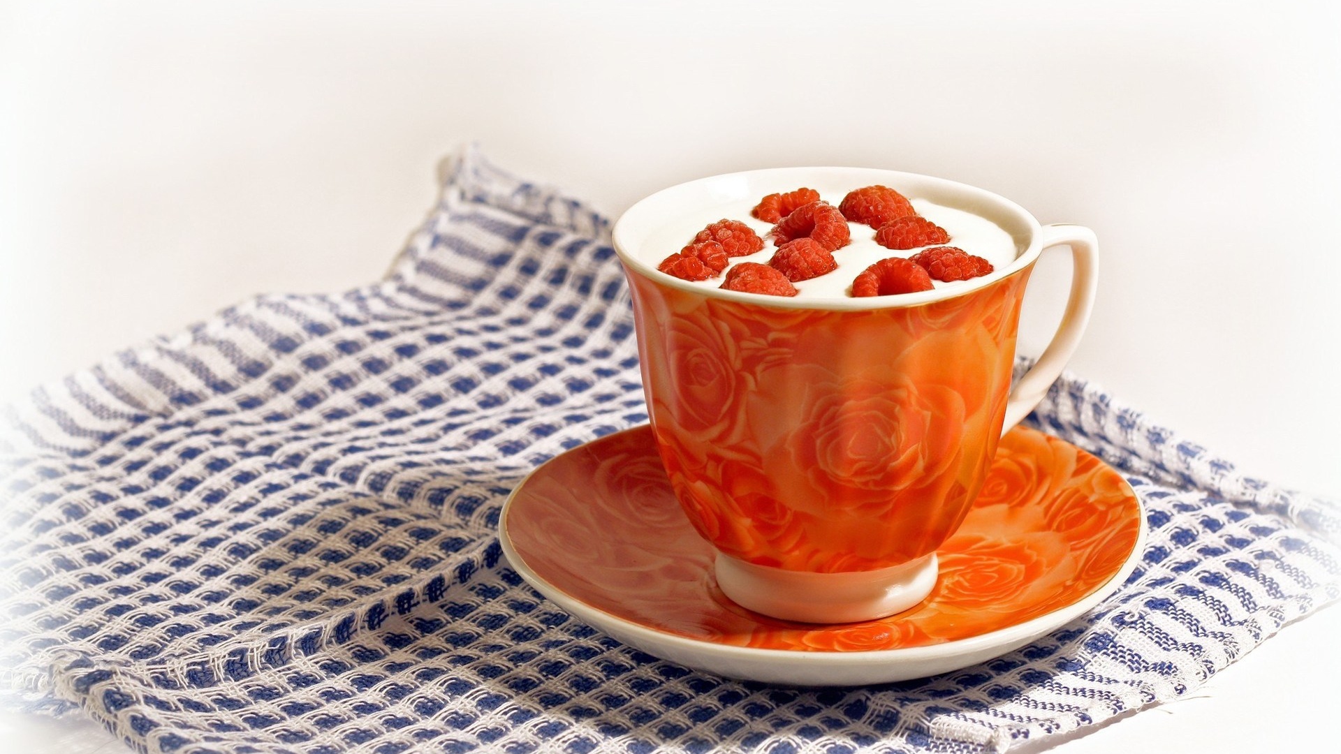 Йогурт с малиной