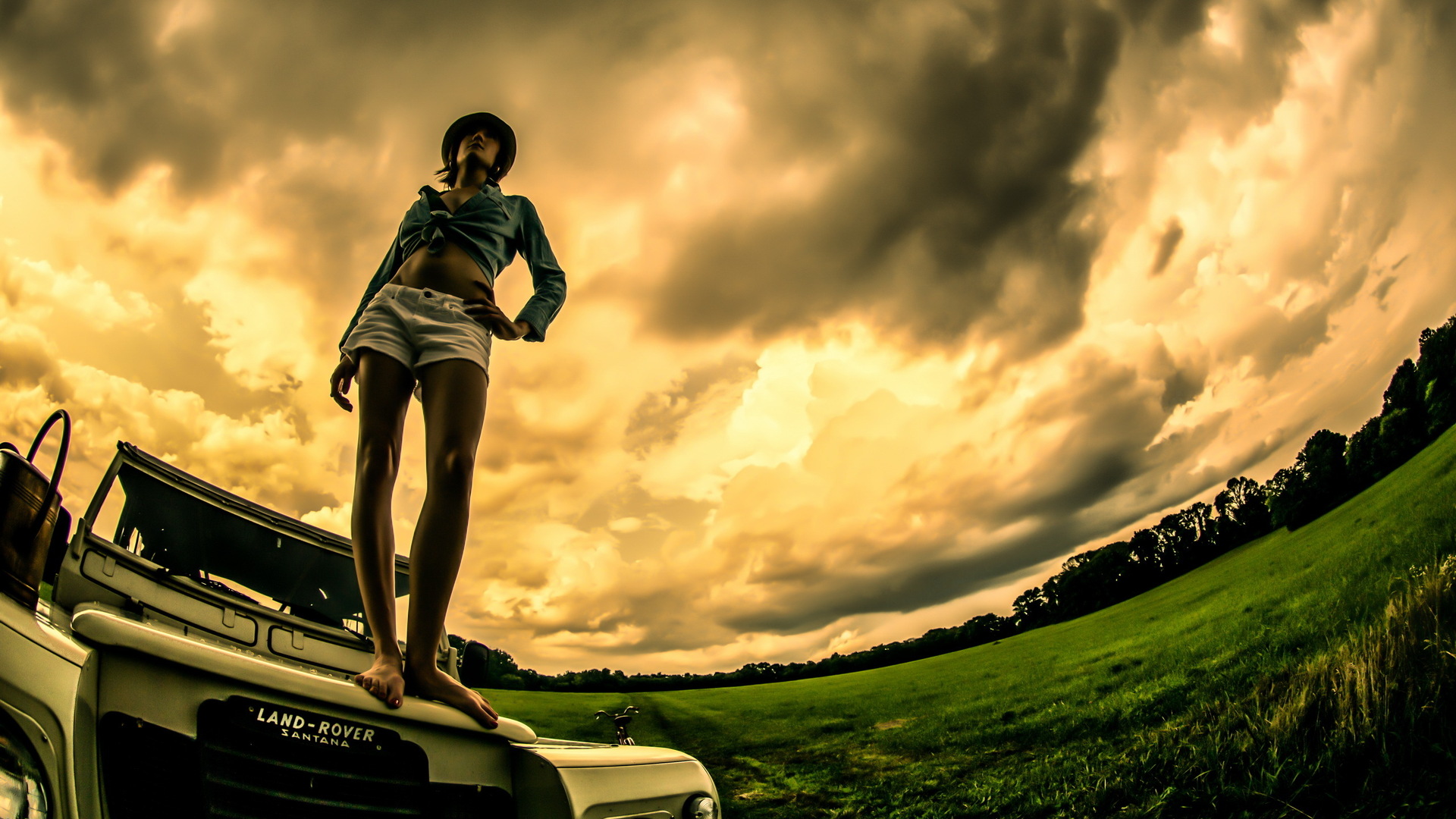 Девушка на капоте