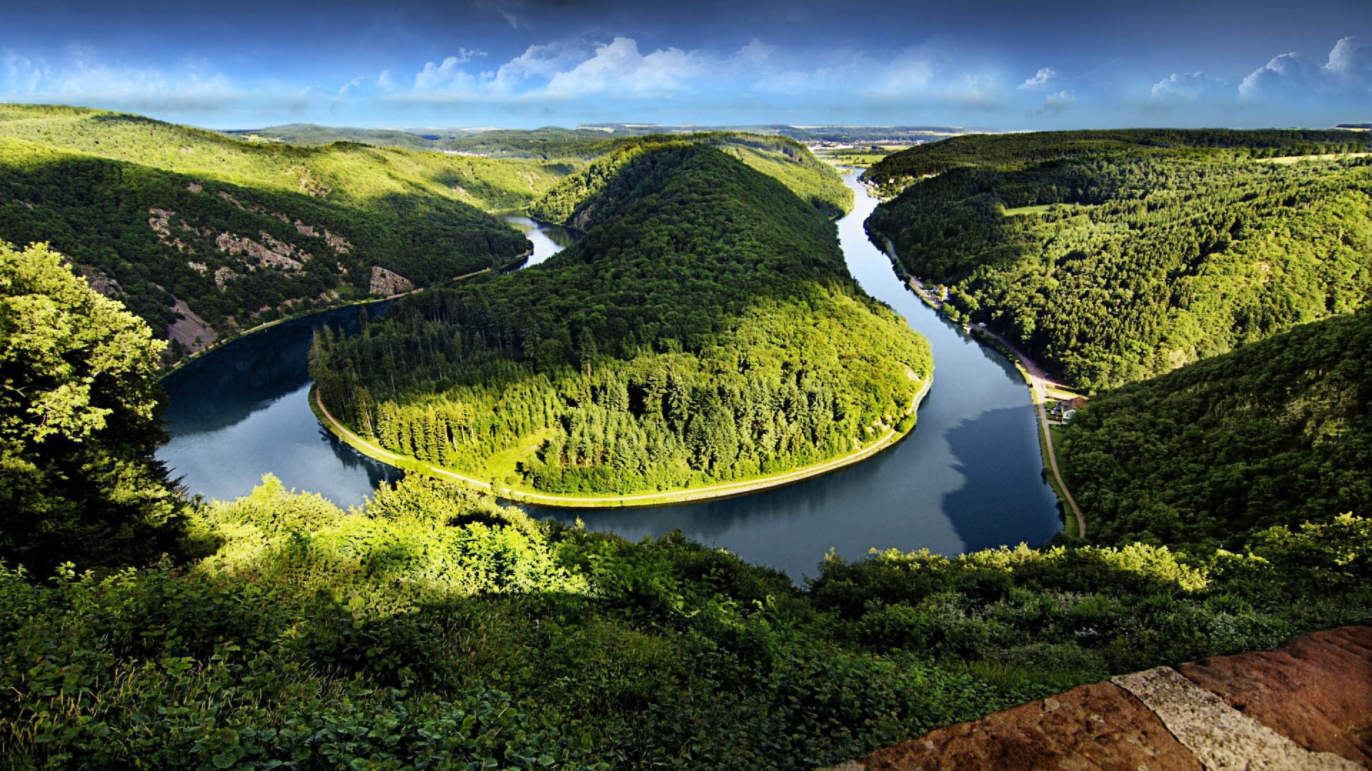 Река вокруг горы