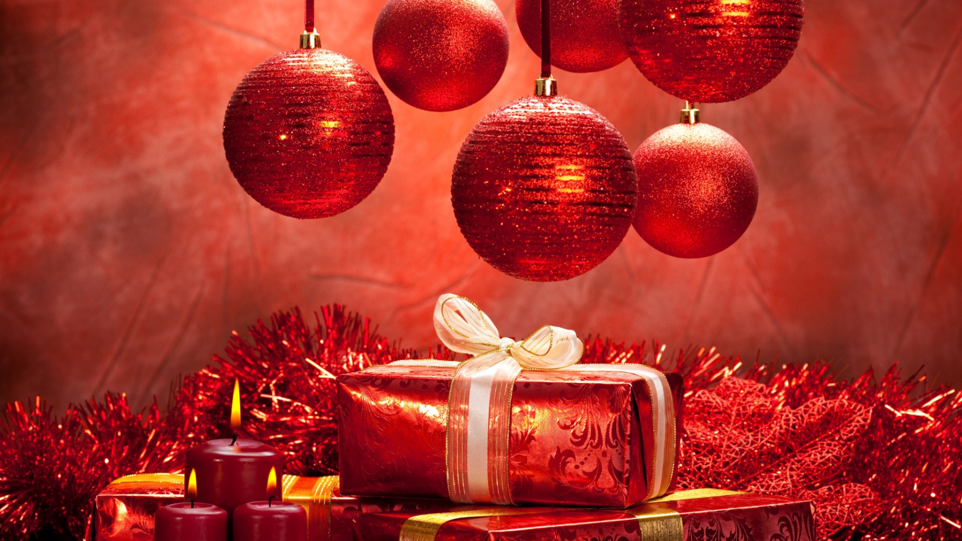 Подарки и красные шары