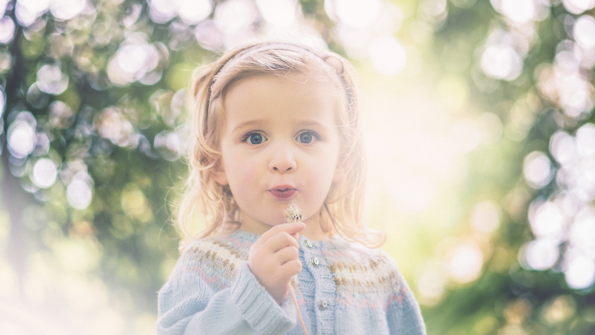 Девочка с одуванчиком