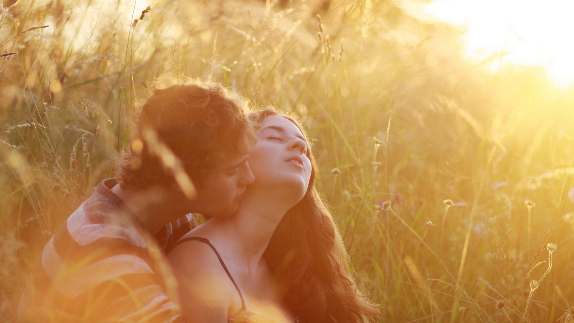 Влюбленная парочка в траве