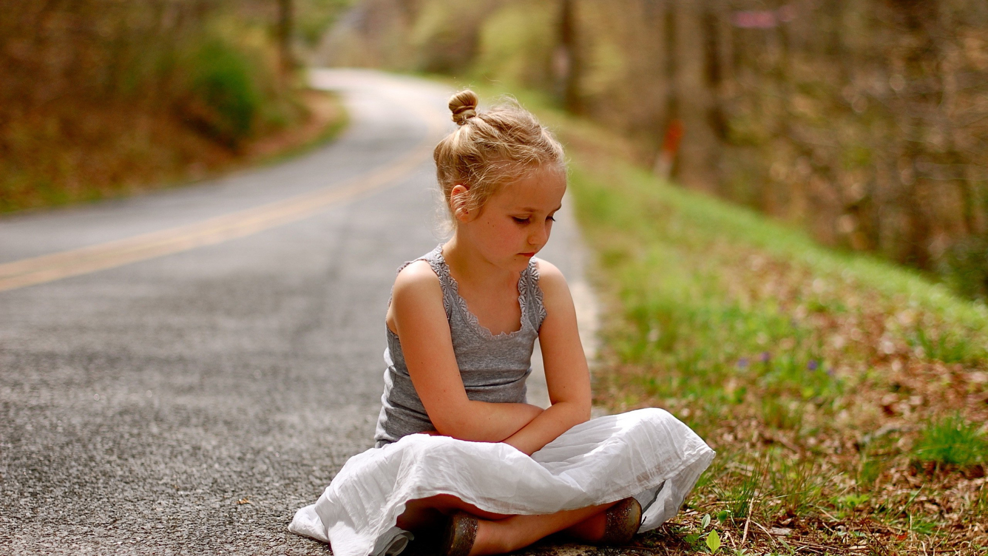 Девочка на дороге