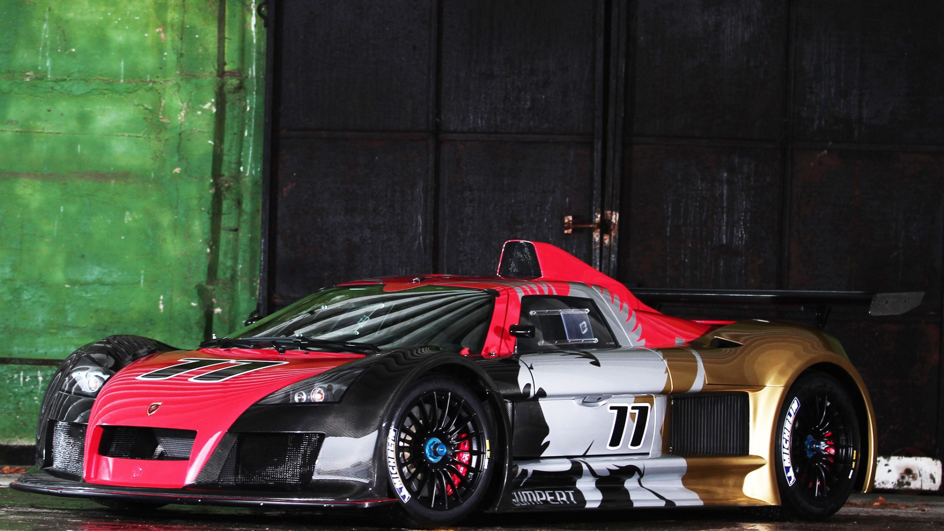 Автомобиль у гаража