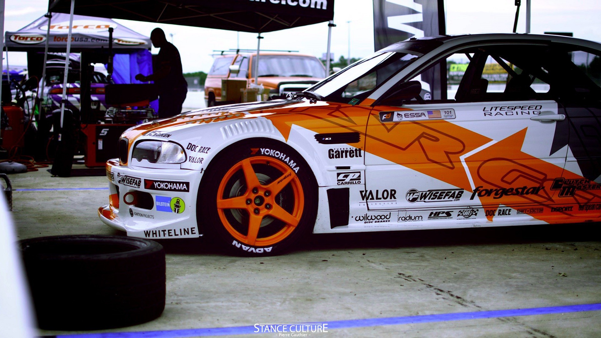 Автомобиль BMW готовится к гонкам