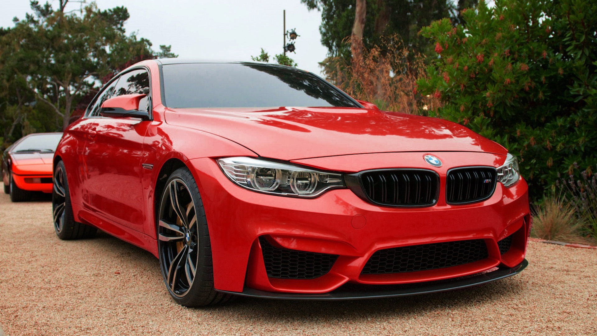 Красный BMW M4 на вечеринке