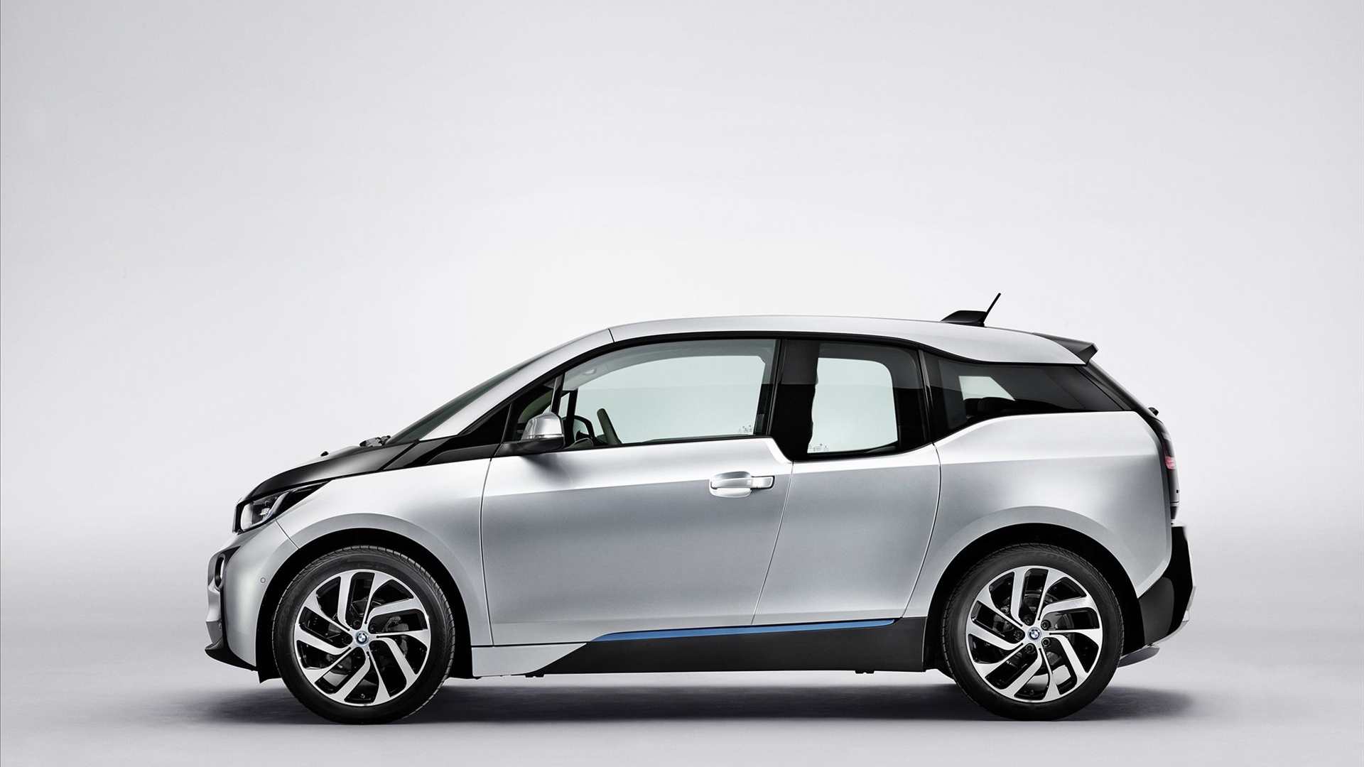 Серебряная BMW i3 со стороны