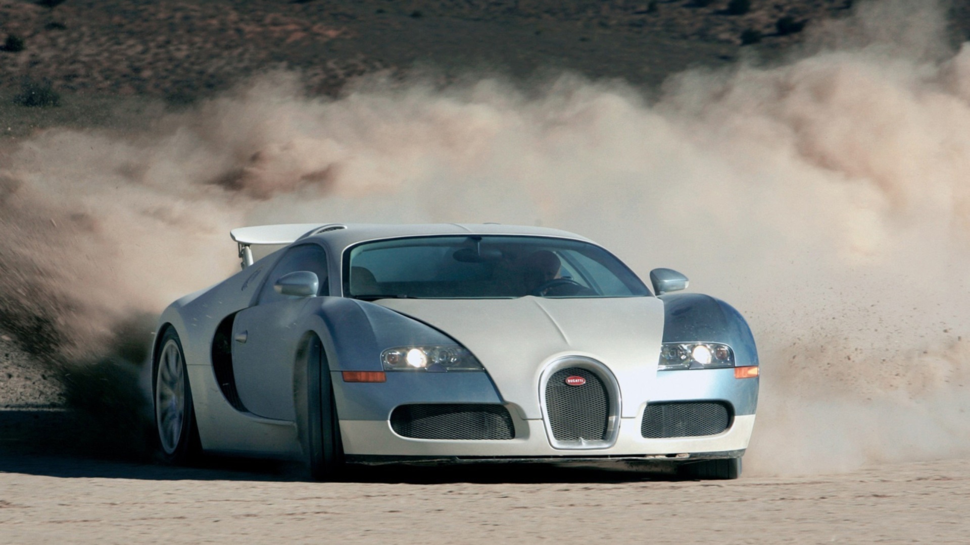 Бугатти на пыльной дороге