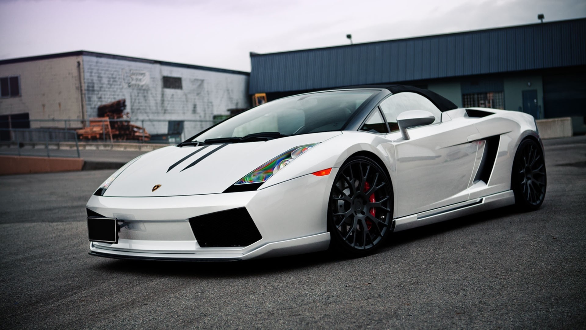 Белый автомобиль Ламборджини