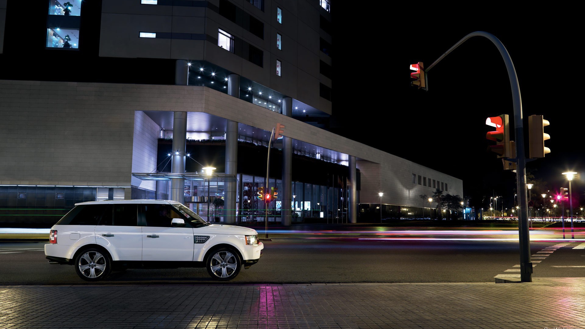 Land Rover у светофора