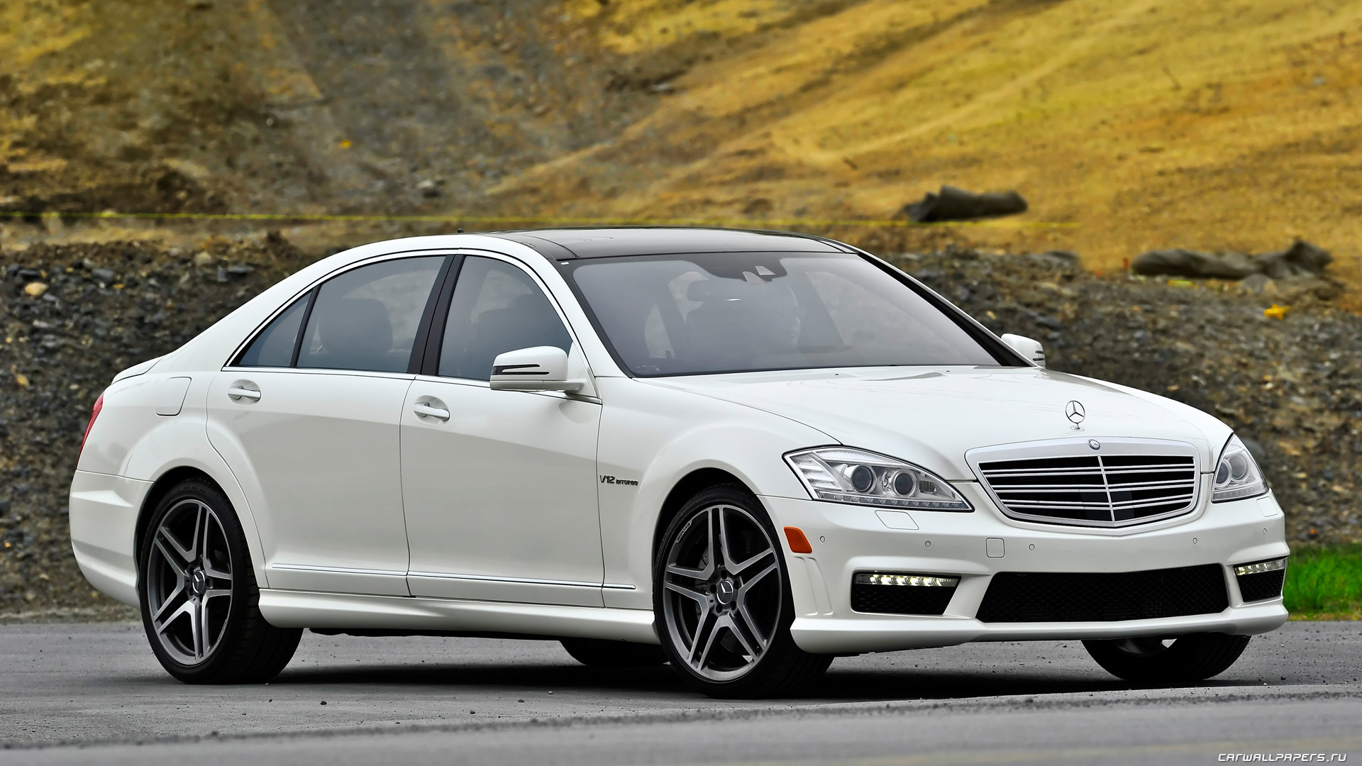 Белый Mercedes-Benz S65 AMG в парке