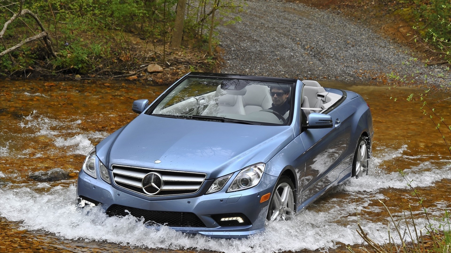 Мерседес едет через реку
