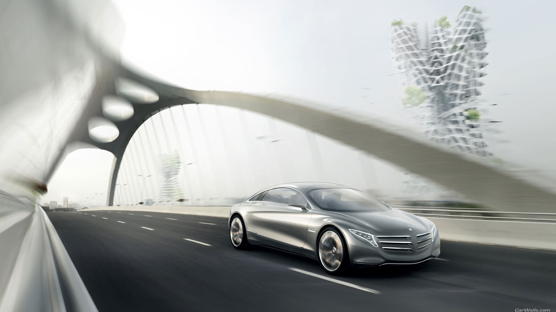 Мерседес едет по мосту