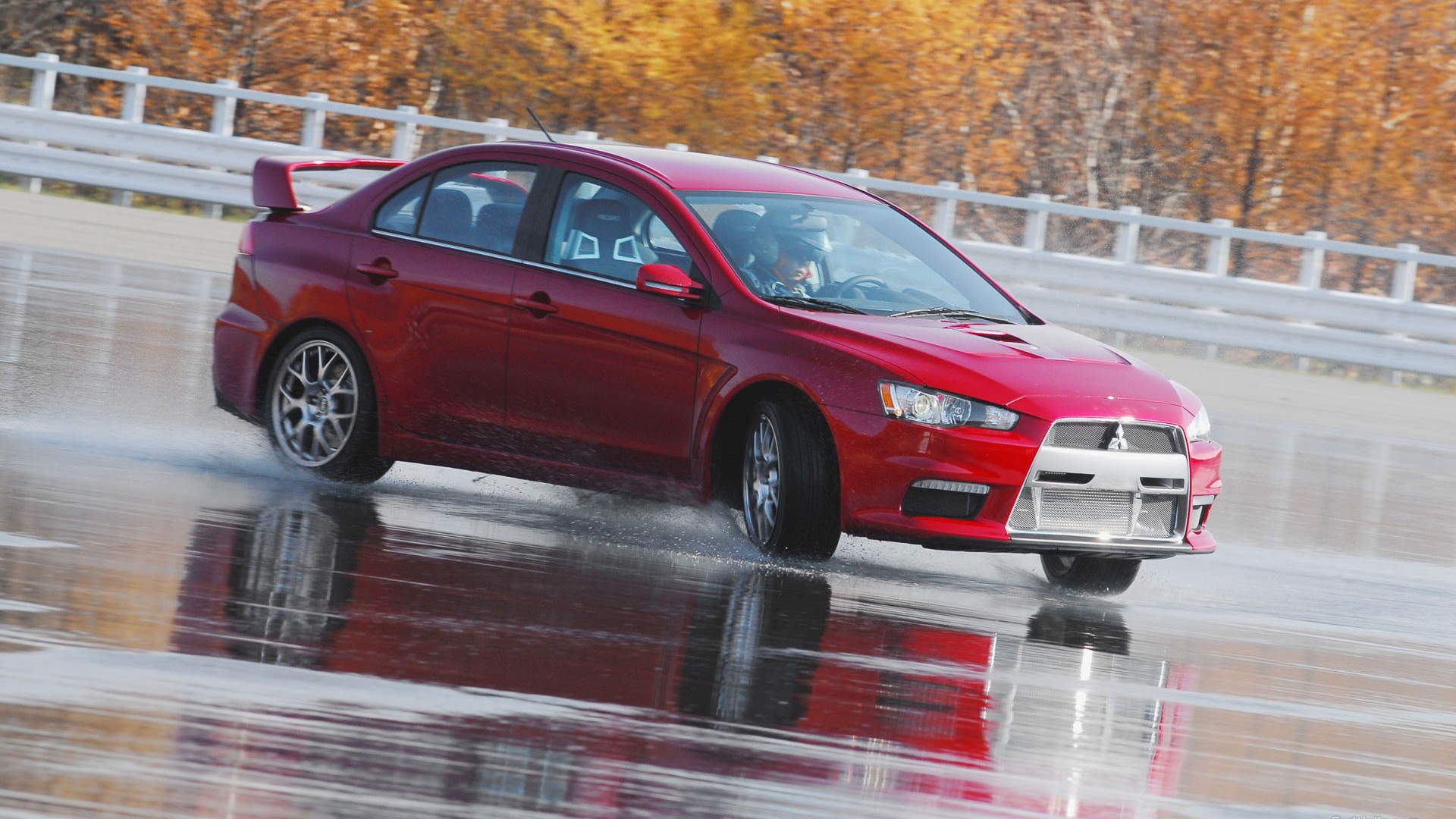 Митсубиси на мокрой дороге
