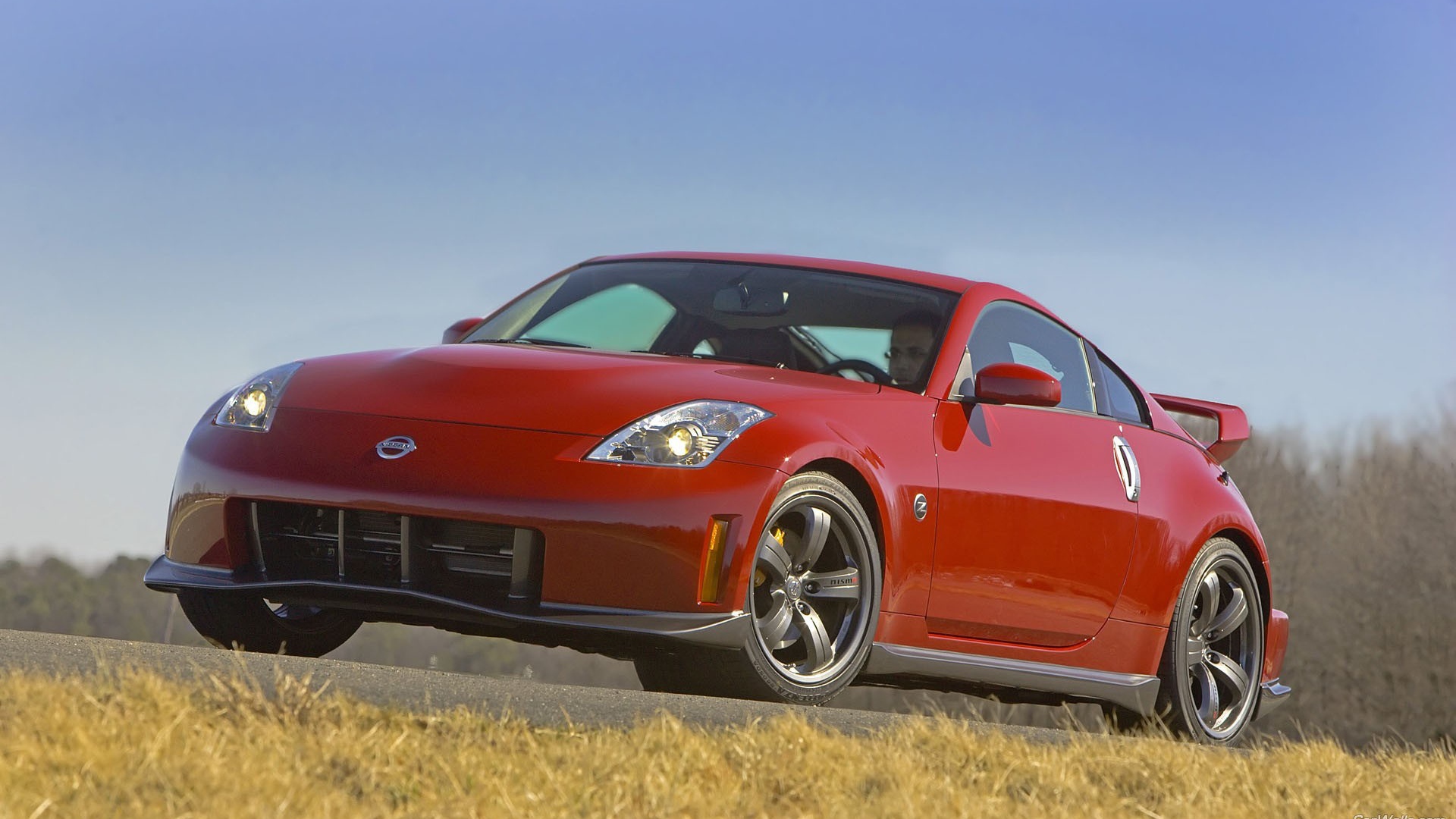 Автомобиль Ниссан двухдверный