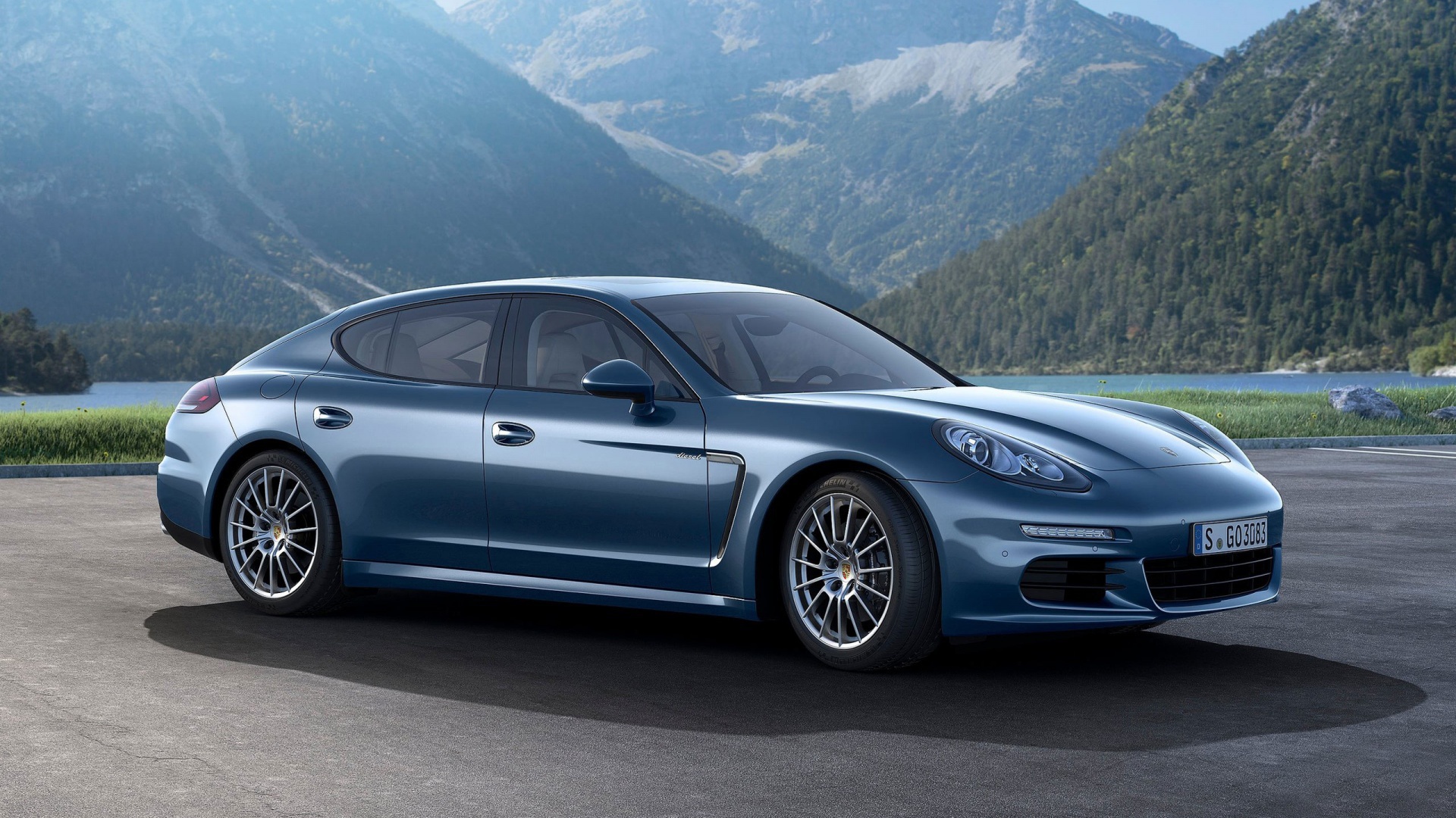 Синий Porsche Panamera Turbo S 2014 на дороге