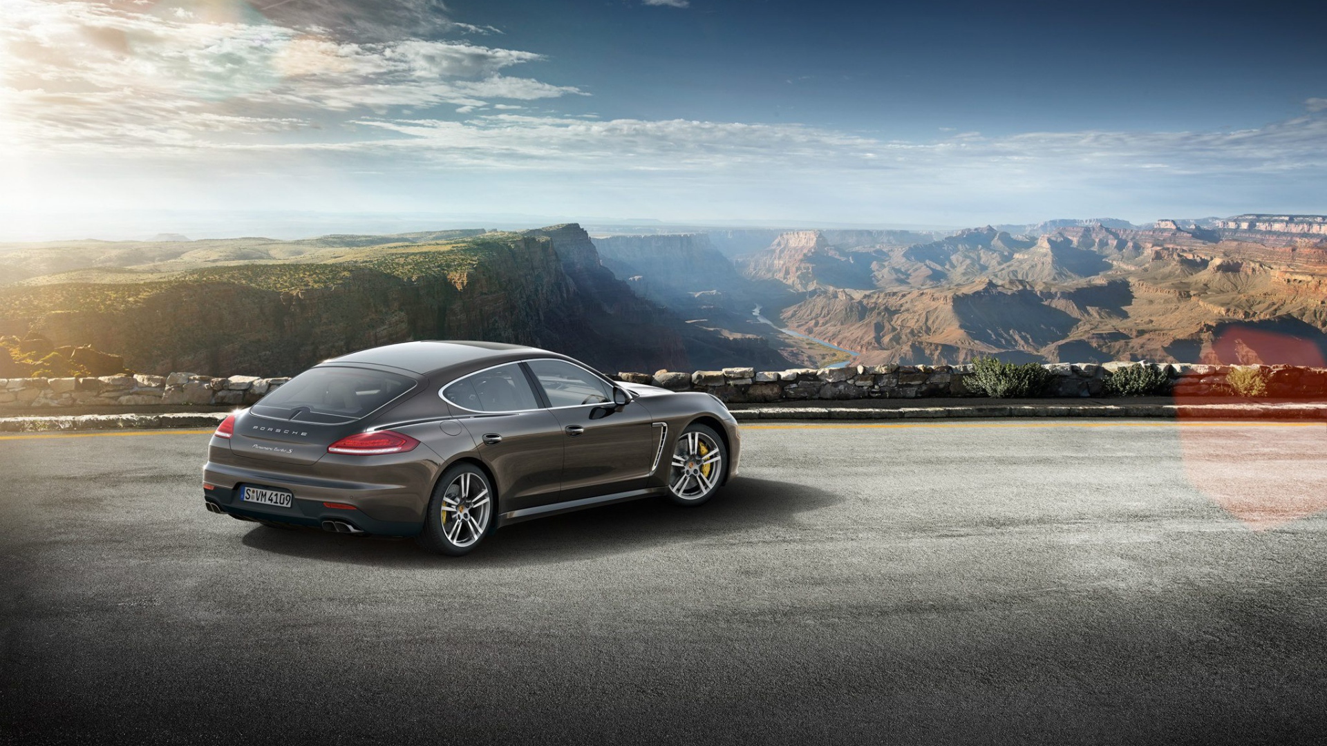 Porsche Panamera Turbo S 2014 на парковке в горах