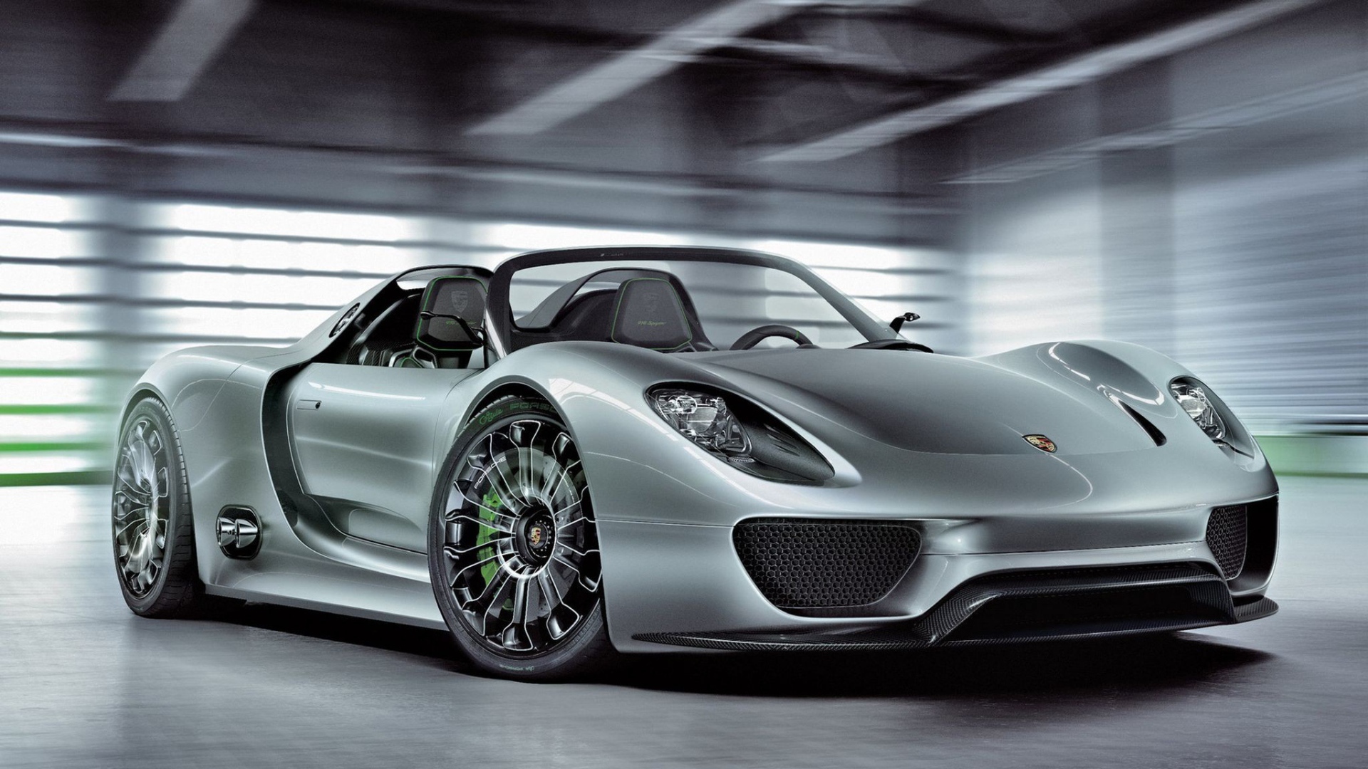 Серебристый Porsche 918 Spyder