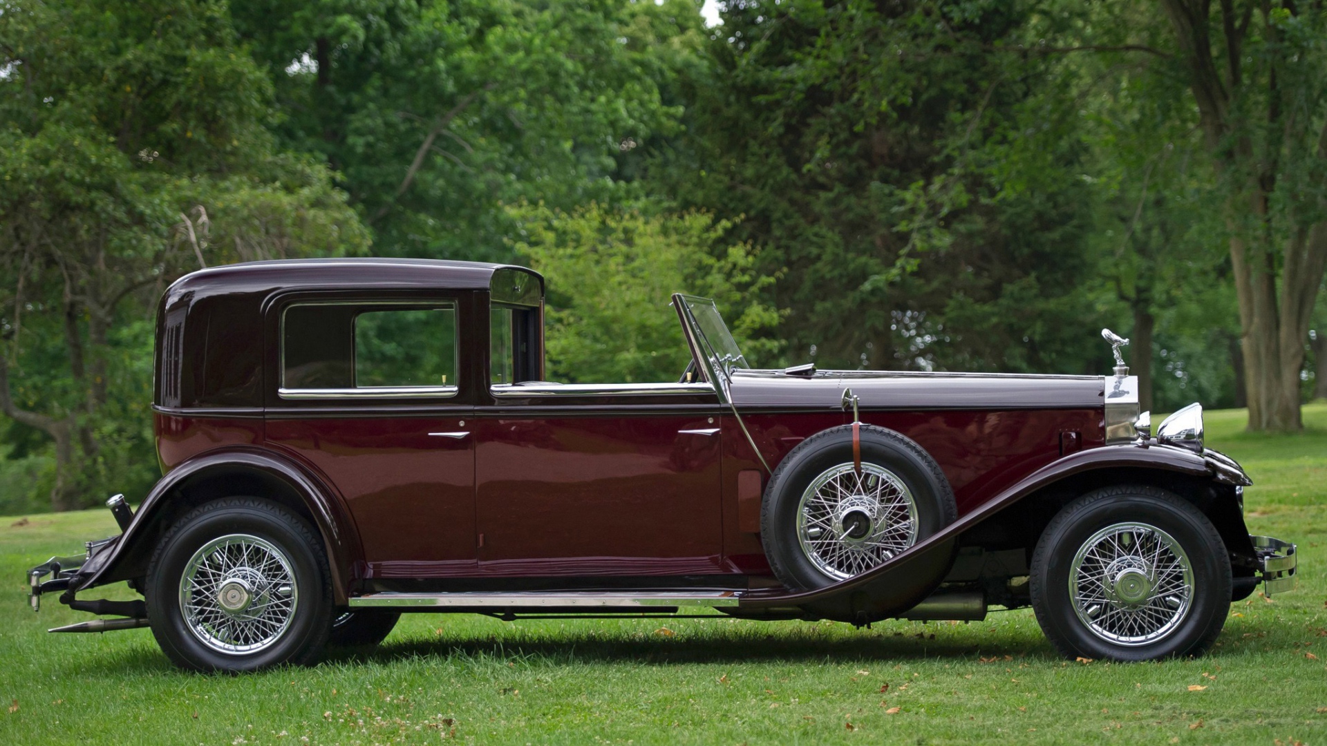 Старинный автомобиль Ролс Ройс