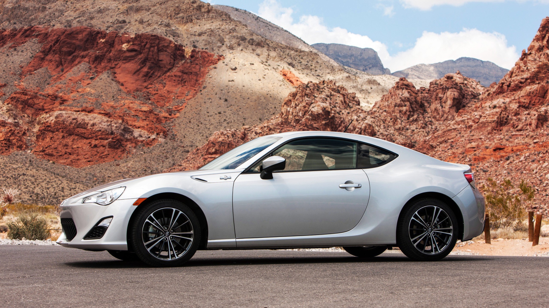 Белая Toyota scion