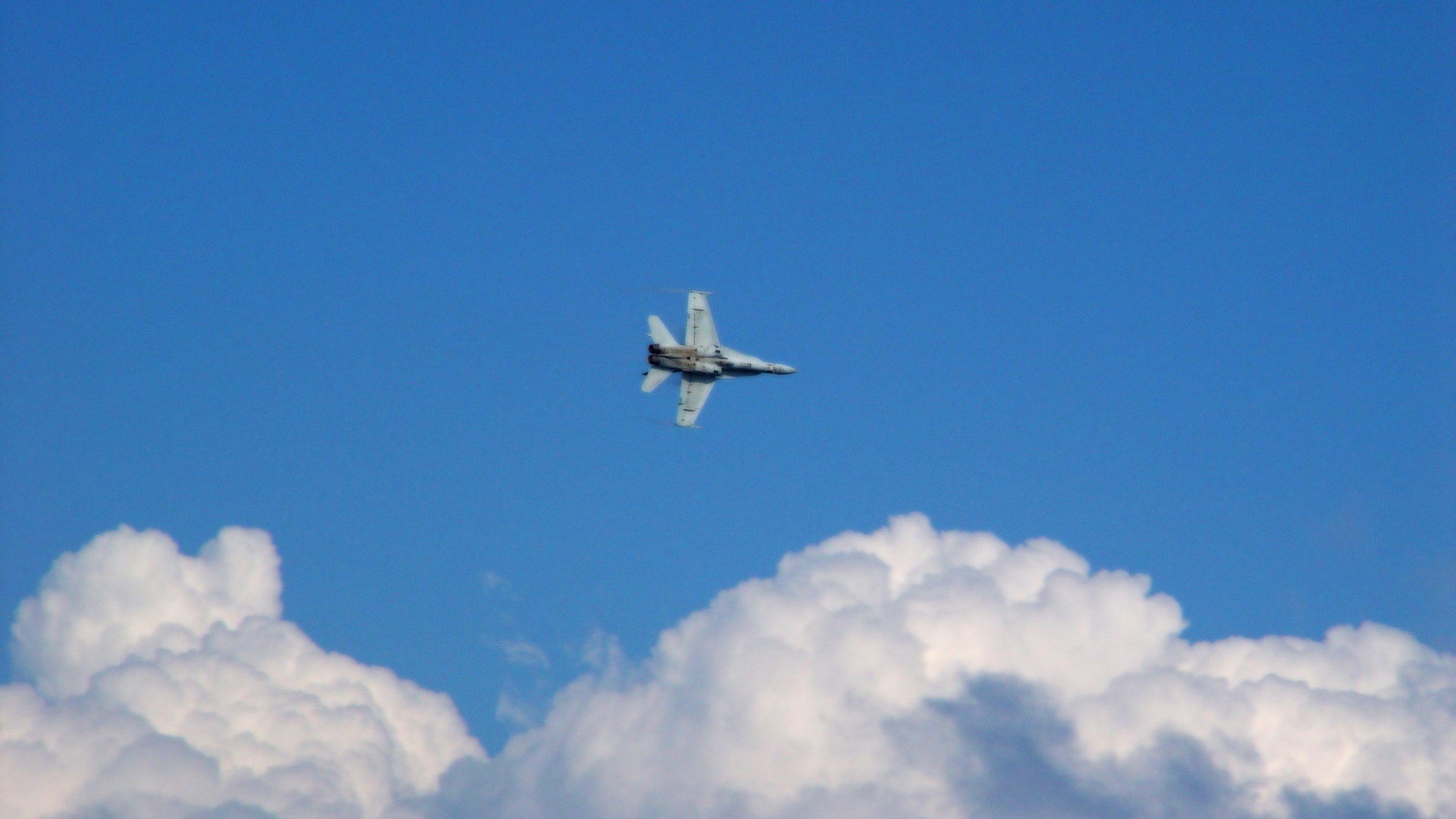 Военный самолет в облаках