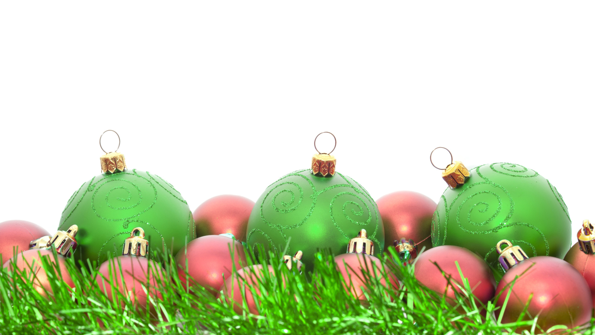 Зелёные и розовые ёлочные игрушки на рождество