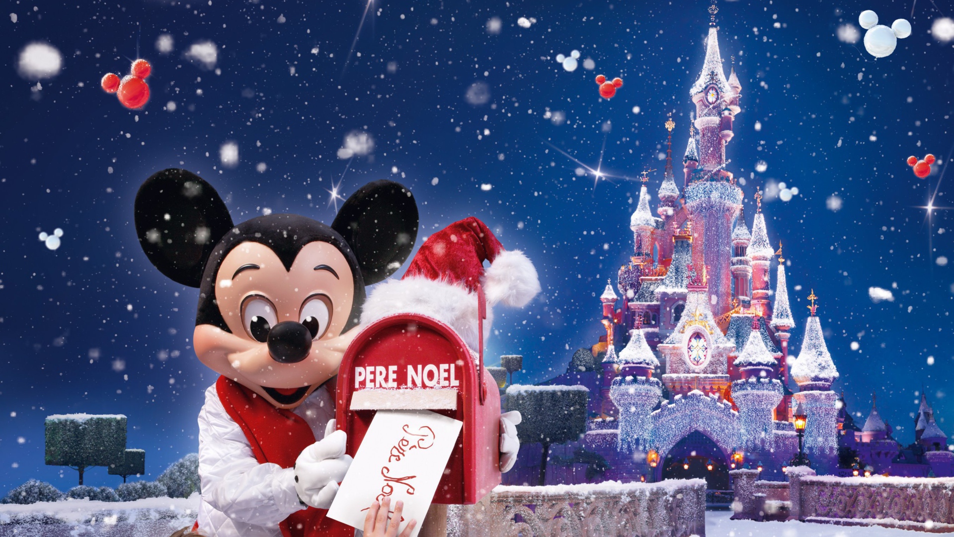 Микки Маус в диснейленде на рождество