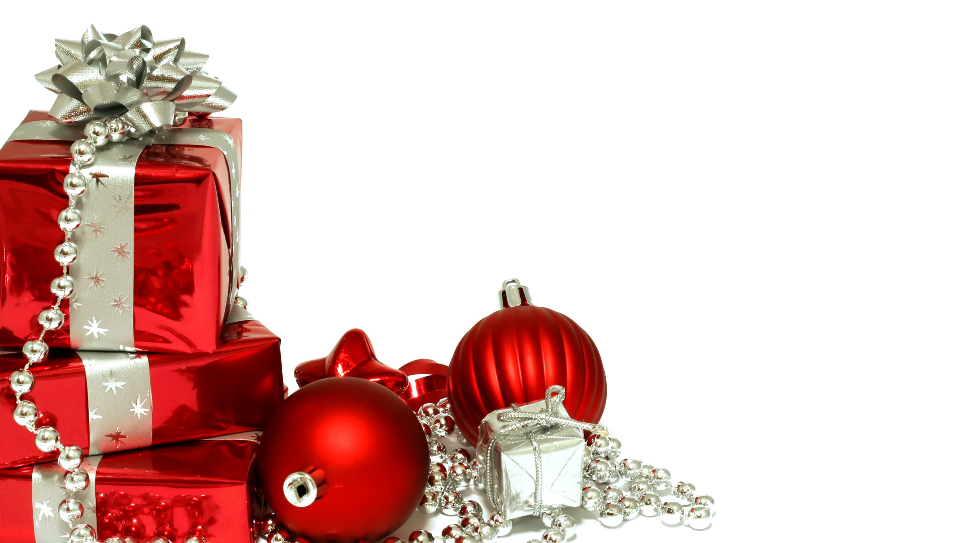 Красные подарки и ёлочные игрушки на рождество, белый фон