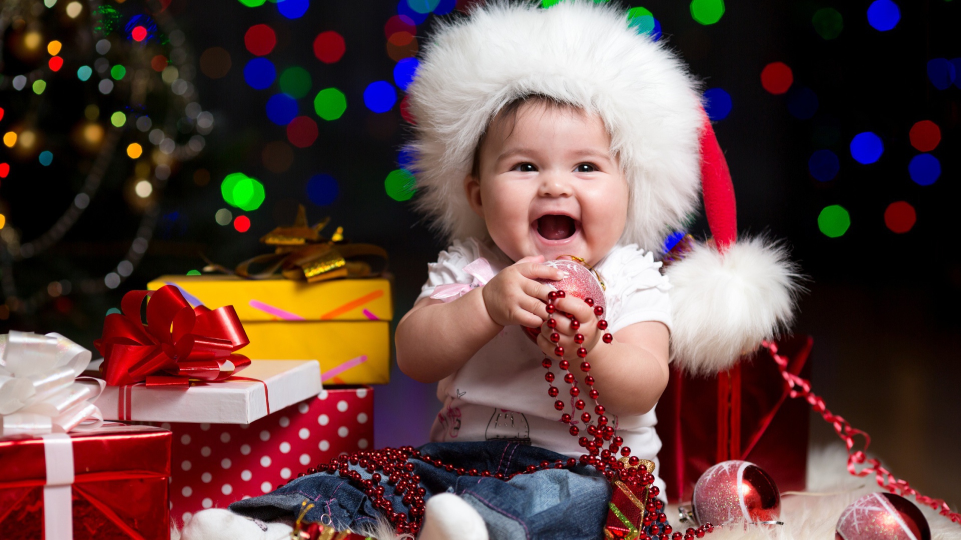 Счастливый ребёнок на рождество