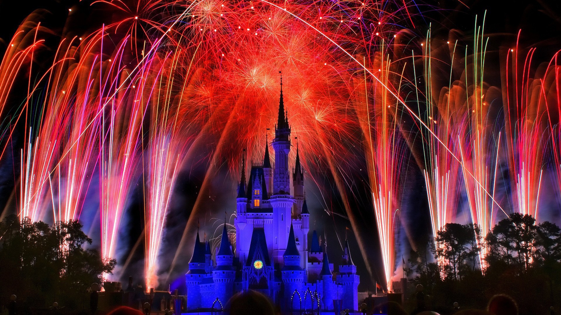 Праздничный фейерверк над костелом