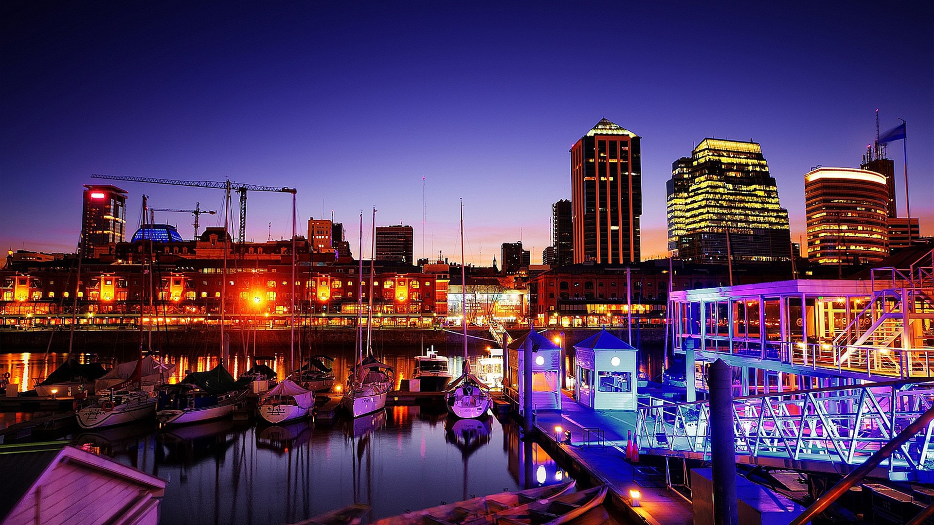 Вечерний город отражается в воде