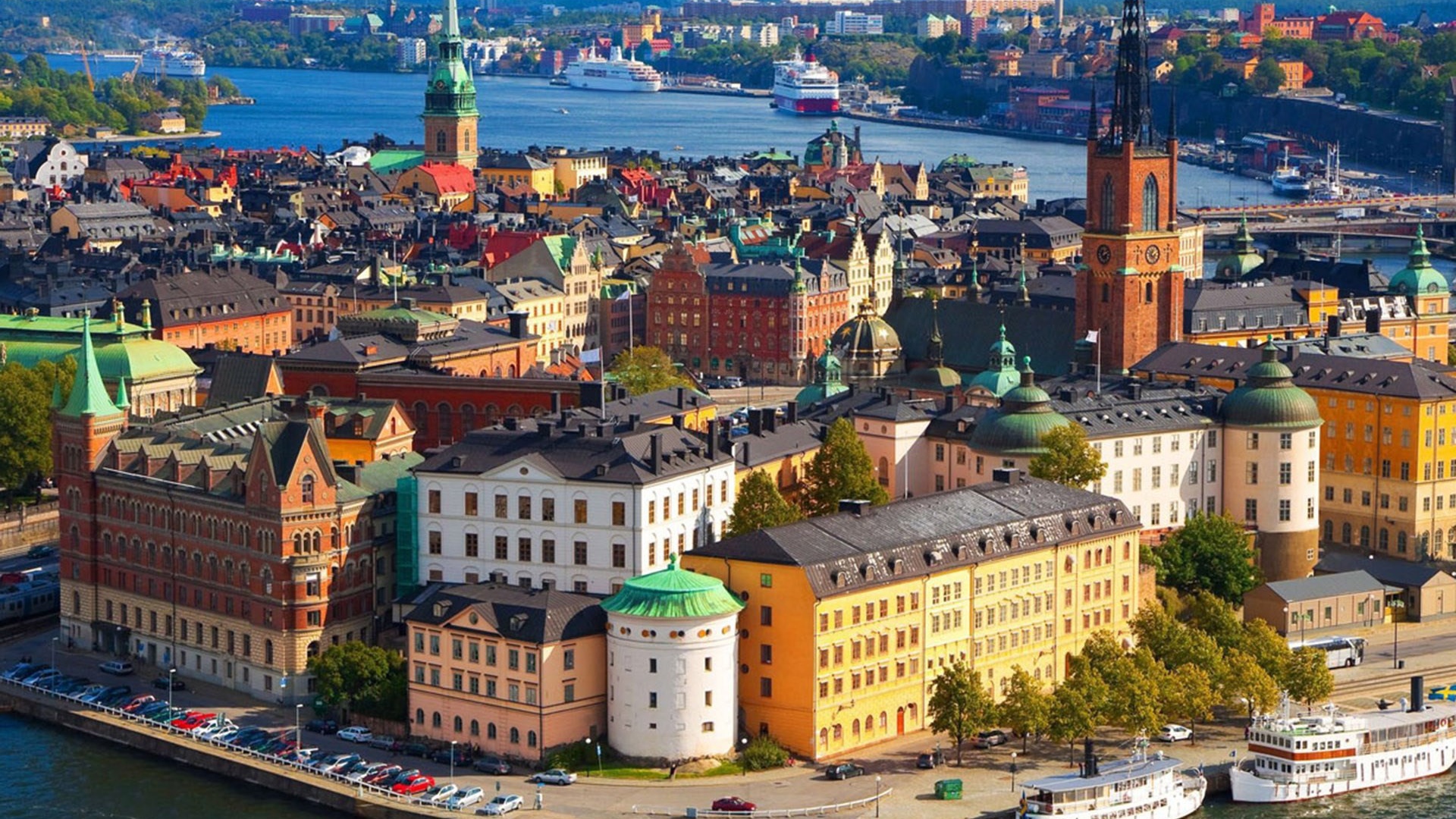 Городской пейзаж с набережной