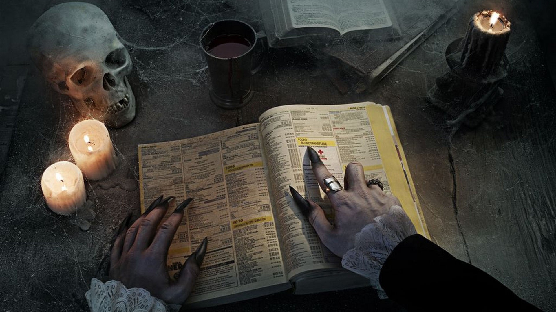 Руки с длинными ногтями