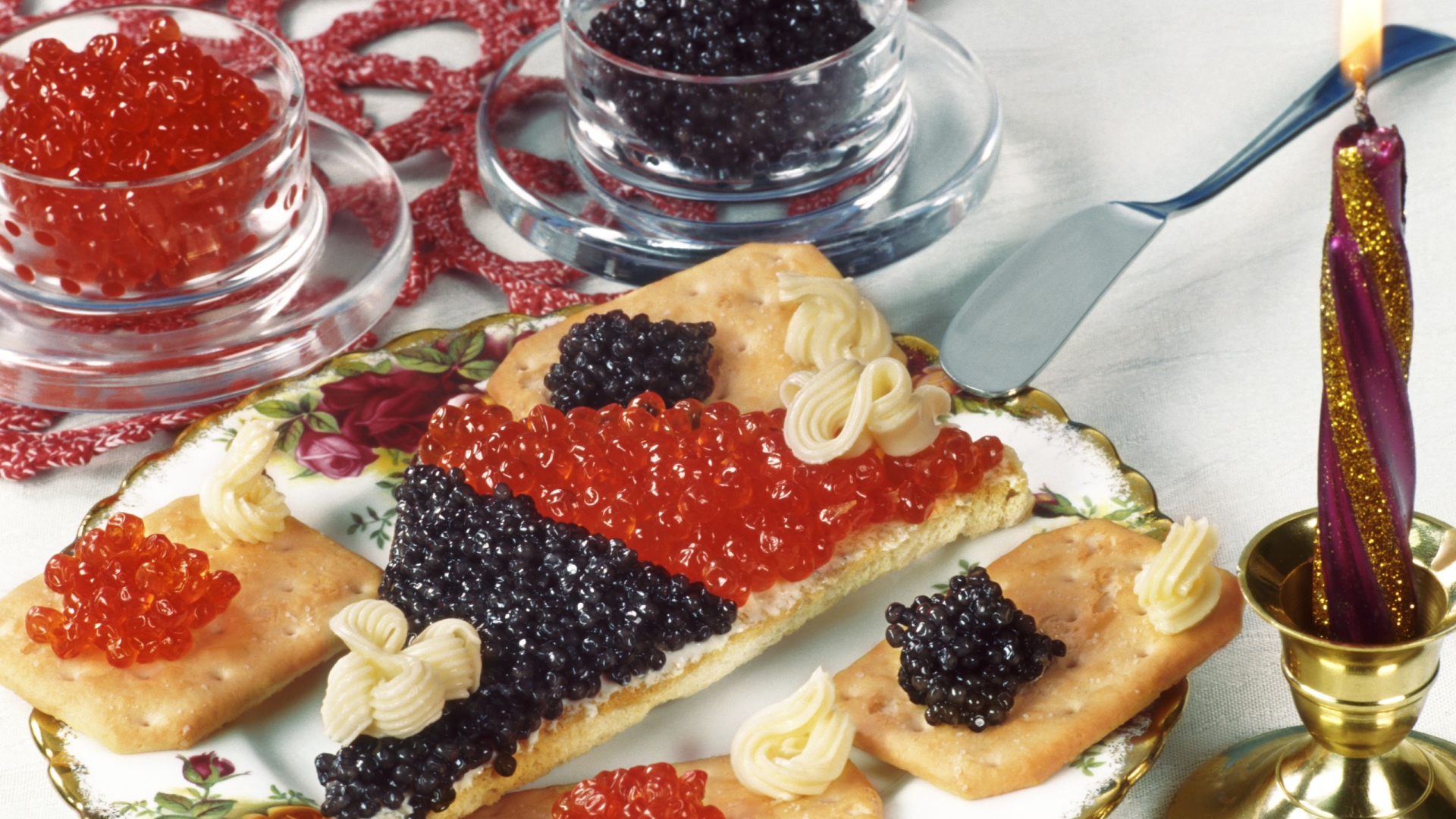 Бутерброд с черной и красной икрой икрой