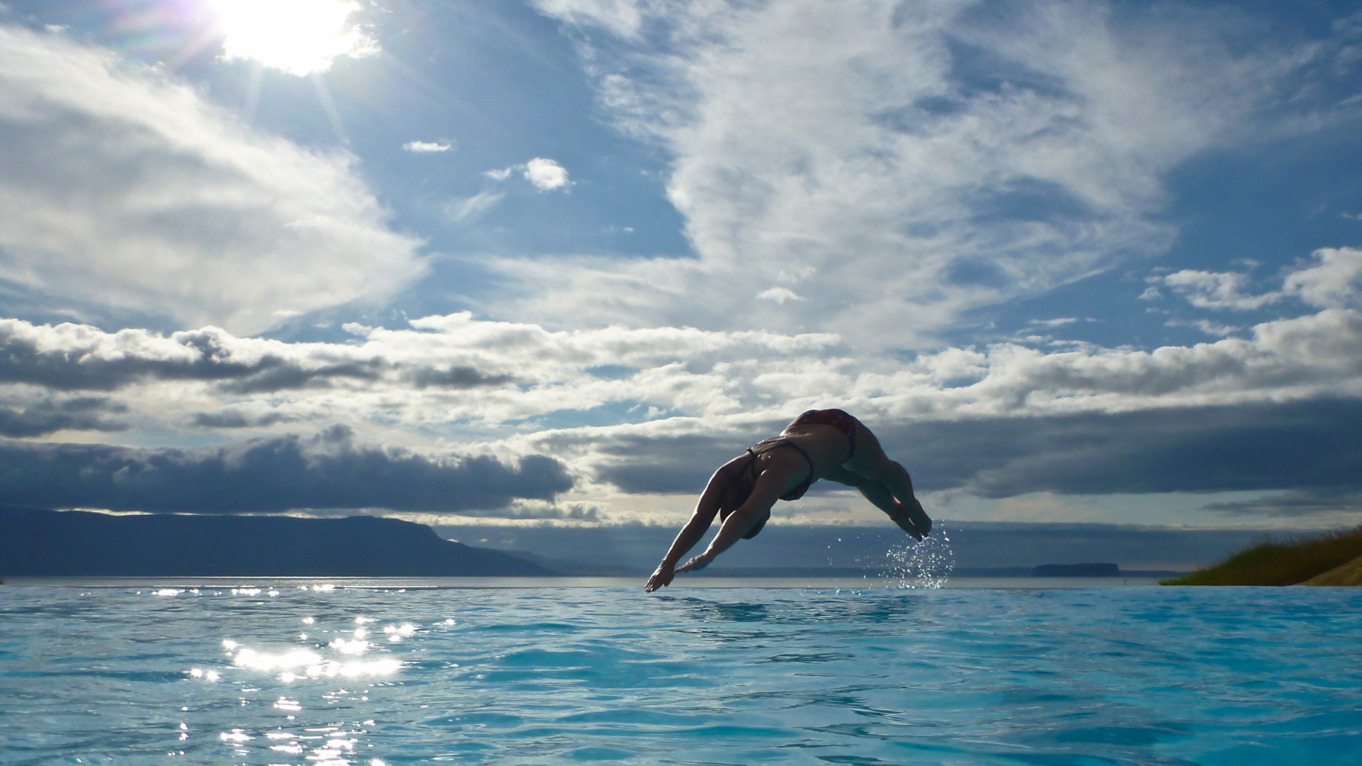 Девушка ныряет в воду