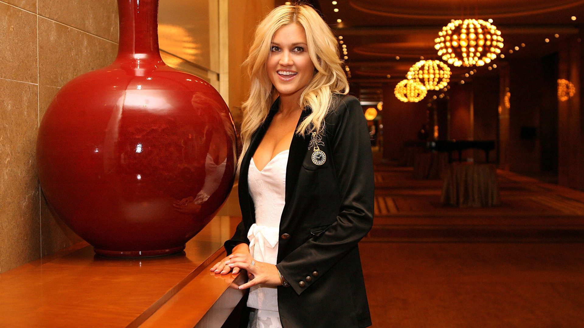 Блондинка около вазы