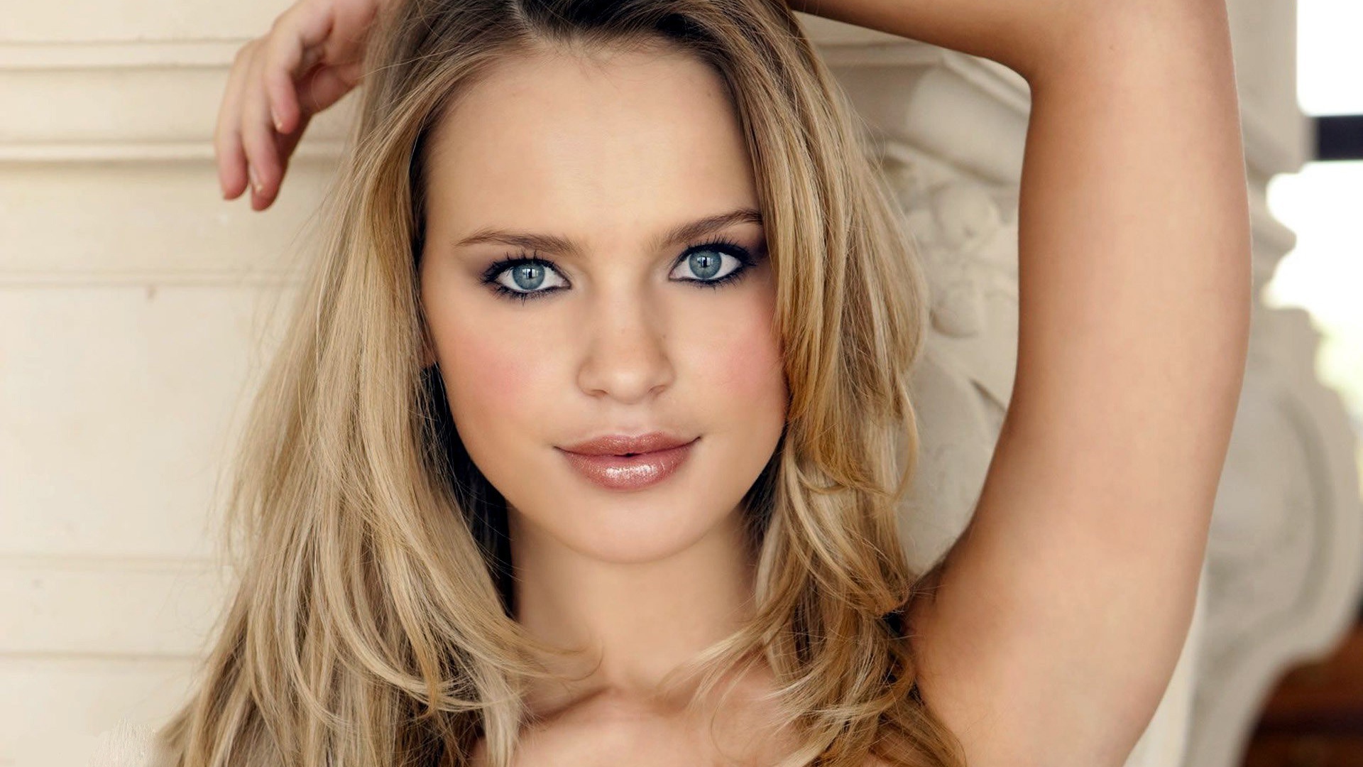 Блондинка с серыми глазами