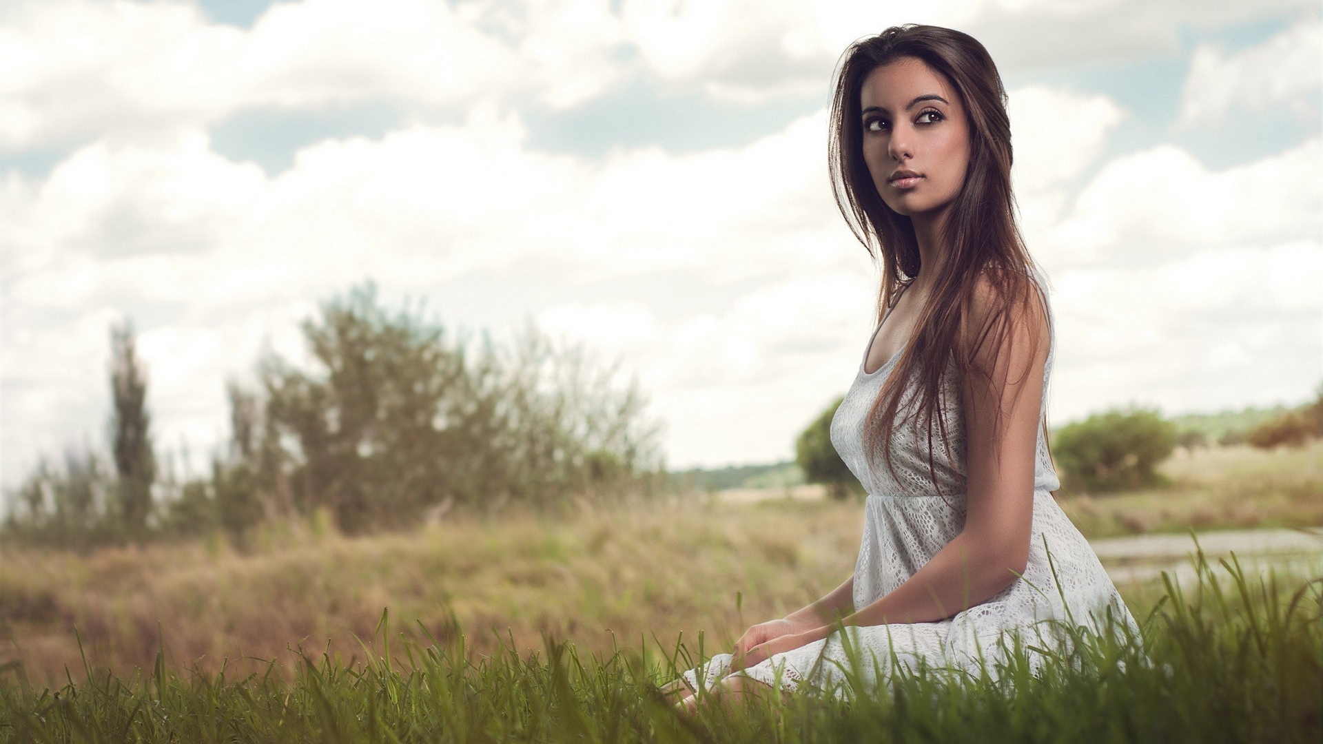 Брюнетка на природе