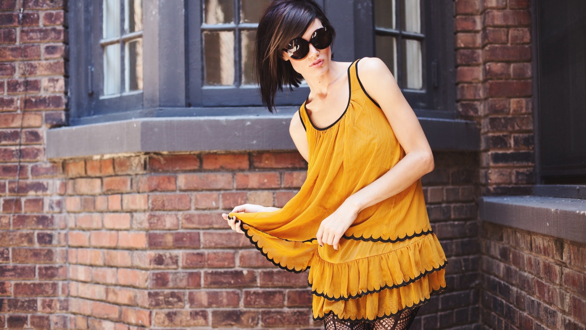 Девушка в желтом платье и черных чулках